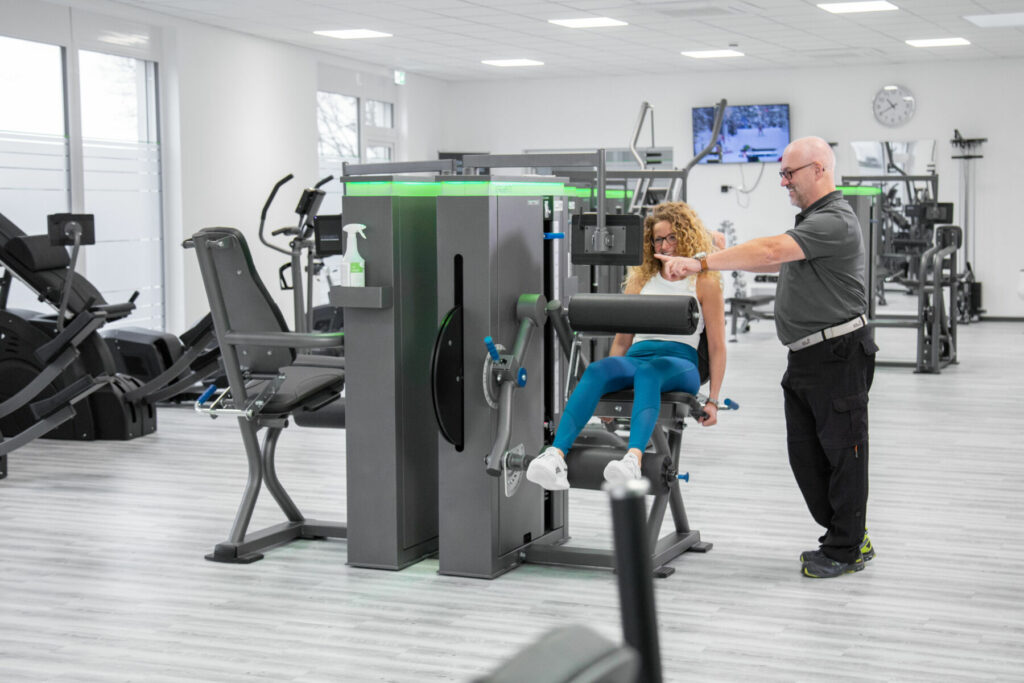 Trainer-im-Fitnessraum